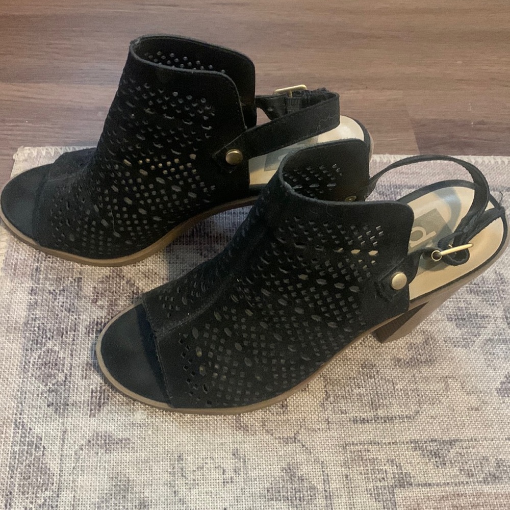DV cutout heel sandal